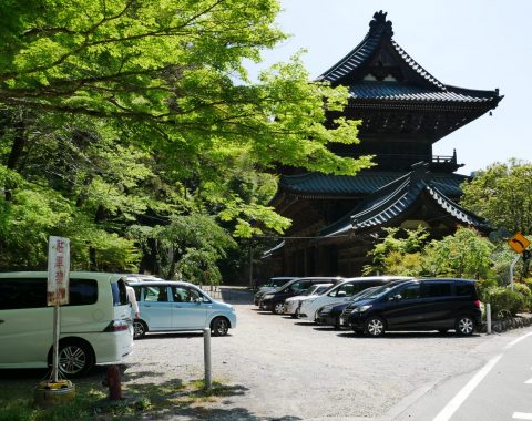 三門後ろ側に駐車スペースがあります。